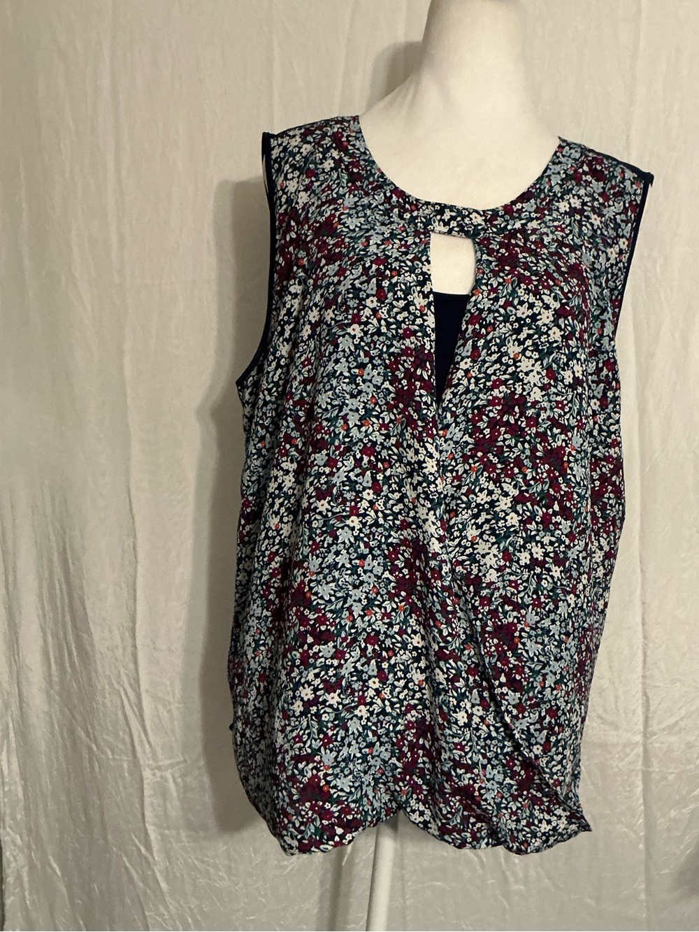 Sleeveless Floral Keyhole Women's Top - Burgundy and navy  Floral